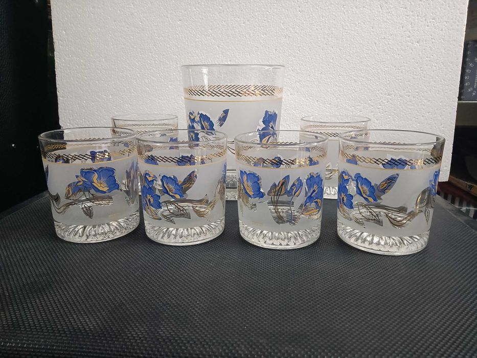 varios serviços e conjuntos de copos com balde e jarro