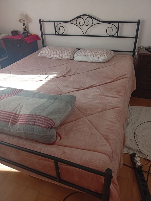 Quarto casal cama e cômoda