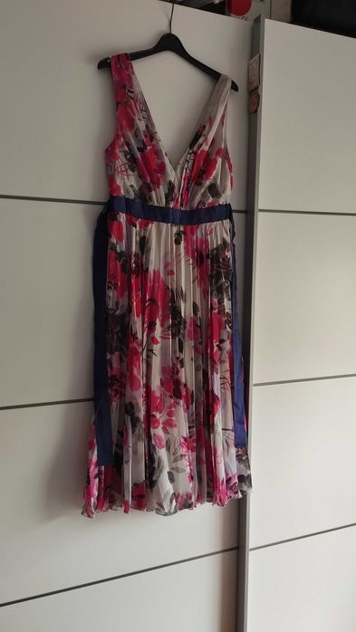 Vestido florido plissado comprimento medio novo