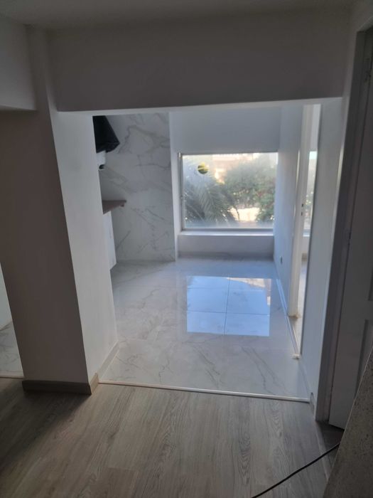 Espaço comercial de 2 pisos com cerca de 140 m²