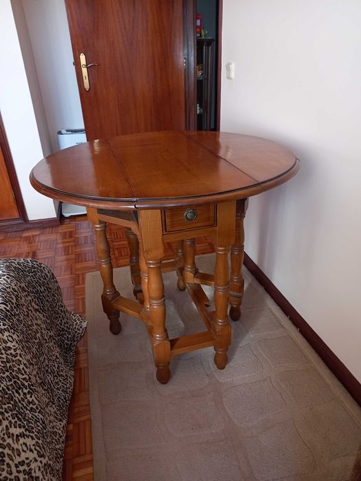 Mesa de madeira em bom estado