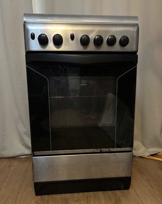 Газовая плита Indesit.