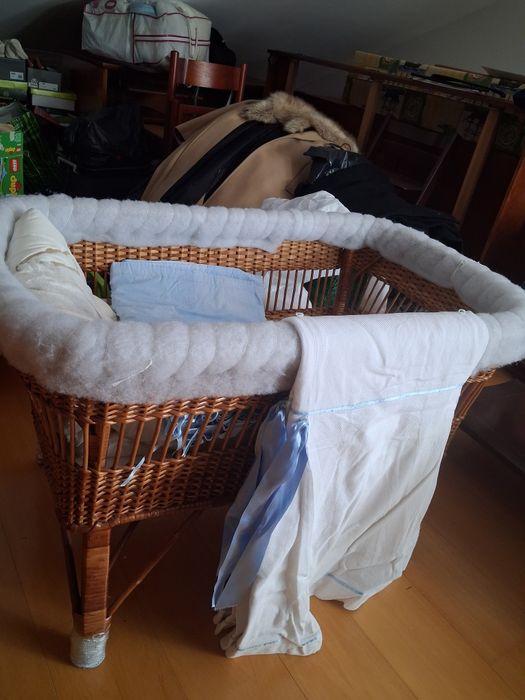 Cama para bebé  em verga, muito estimada