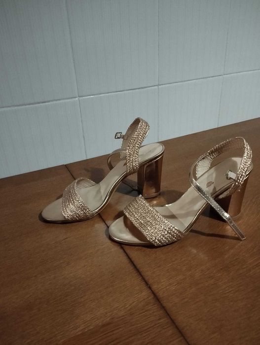 Botas e Sandálias de salto alto