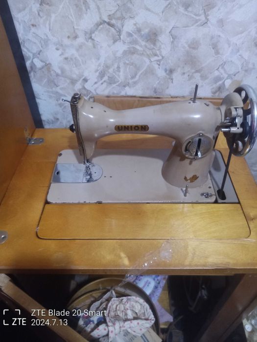 Швейная машинка с тумбой,бу,рабочая полностью