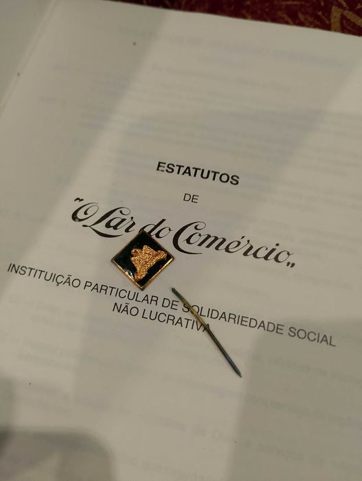 Livro Estatutos de O Lar do Comércio com Pin