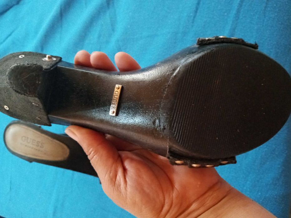 Chinelas com sola de madeira GUESS