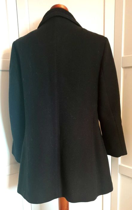 Krótki płaszcz wełniany.