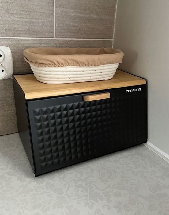 Duży chlebak metalowy czarny z deską bambusową