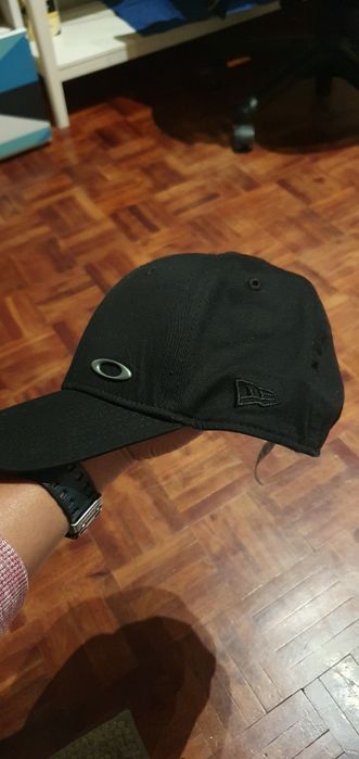Boné Oakley colab com New Era