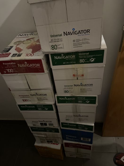 SO HOJE  47 resmas de papel  9 caixas .160 euros