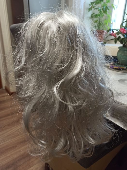 Długa peruka dla białej damy