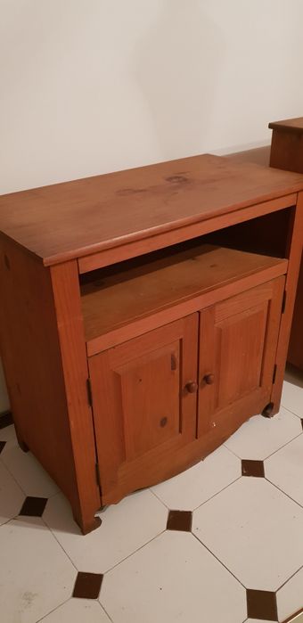 Móvel de madeira usado