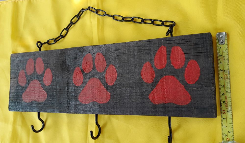 Cabide artesanal em madeira com "patas" cães