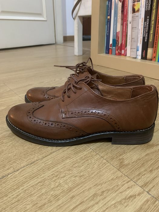 Sapatos de Pele Castanhos Novos