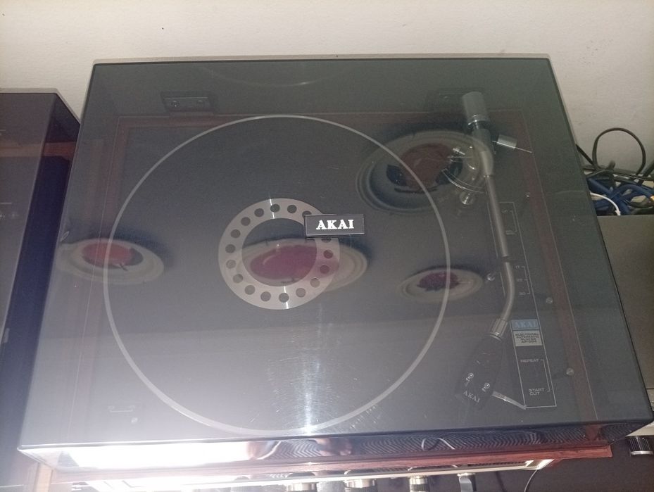 Gira Discos Akai