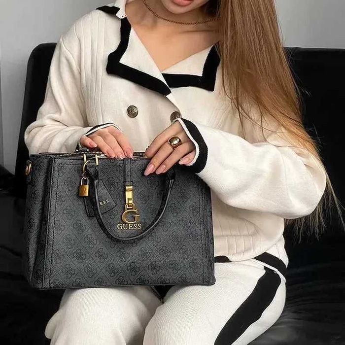 Стильна жіноча сумочка guess