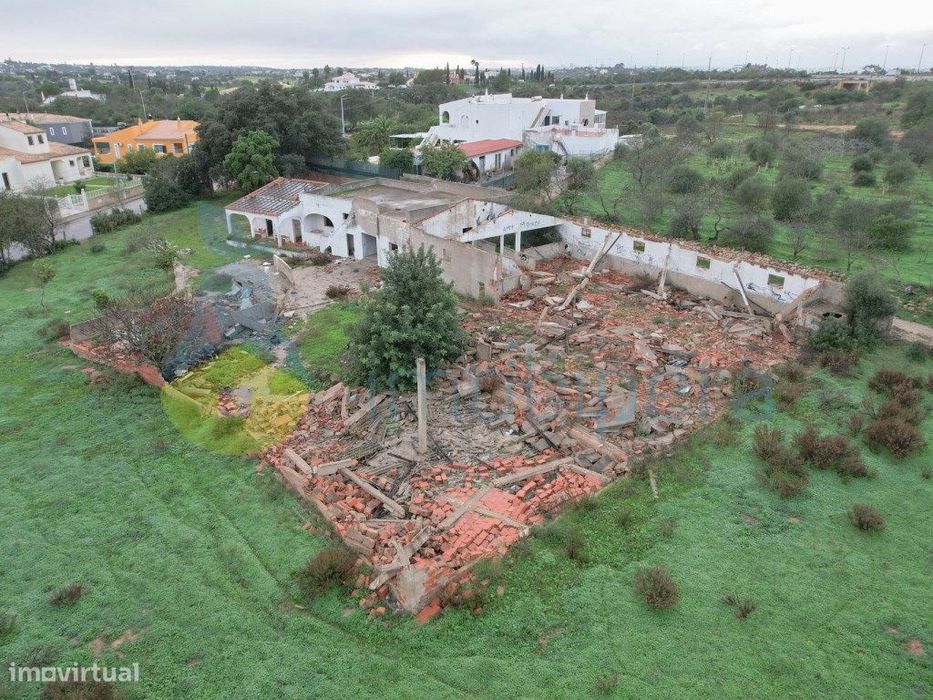 Moradia para remodelar em Lagoa num lote com 6770m2