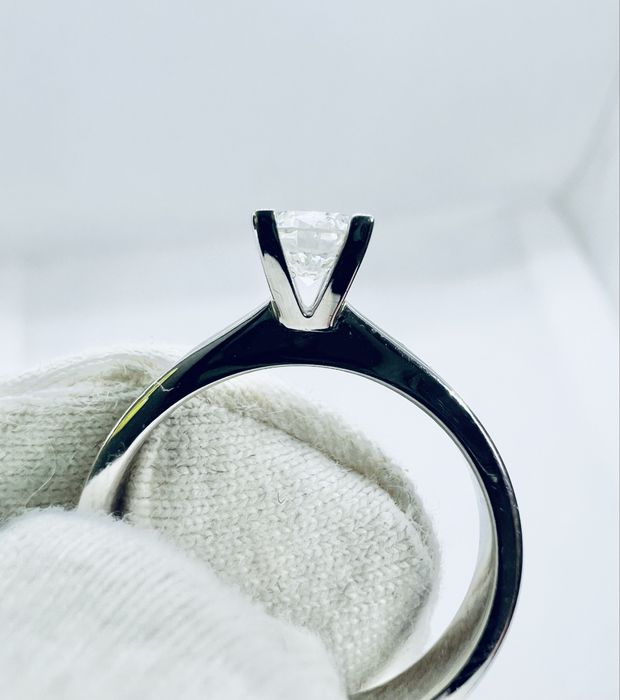 Золота каблучка з натуральним діамантом 0.43 карат.