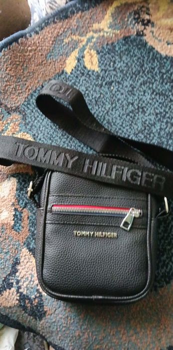 Torebka saszetka nerka męska Tommy Hilfiger.