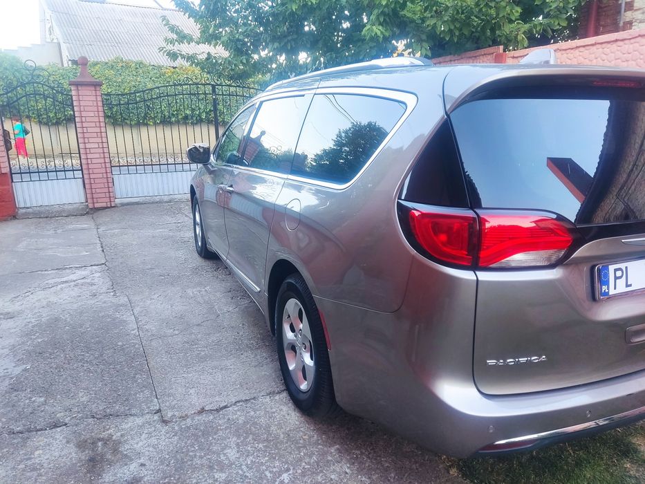 Продам Крайслел Пацифіка 2018рік плагін-гібрид