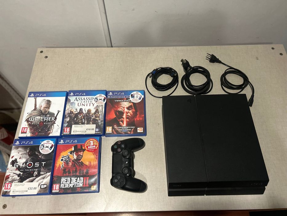 PlayStation 4 com 2 comandos e 5 jogos