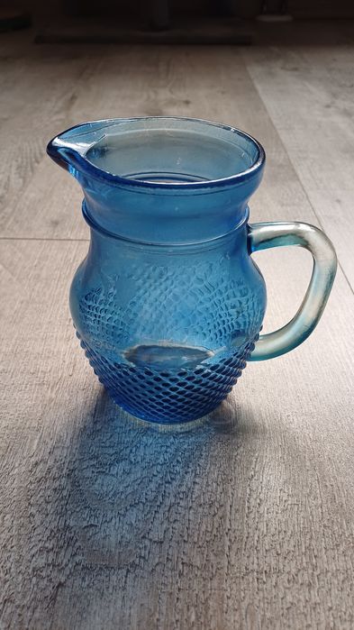 Niebieski dzbanek szklany