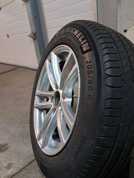 komplet 4 używanych kół aluminiowych z oponami.