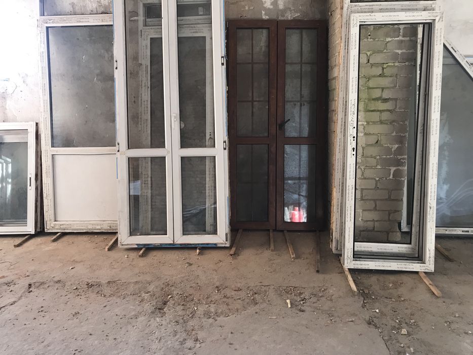 Продам металопластикові вікна та двері б/у.