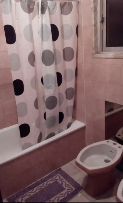 Quarto em Mercês, perto da estação com tudo incluso: serventia de cozinha, água, luz, gás e internet.