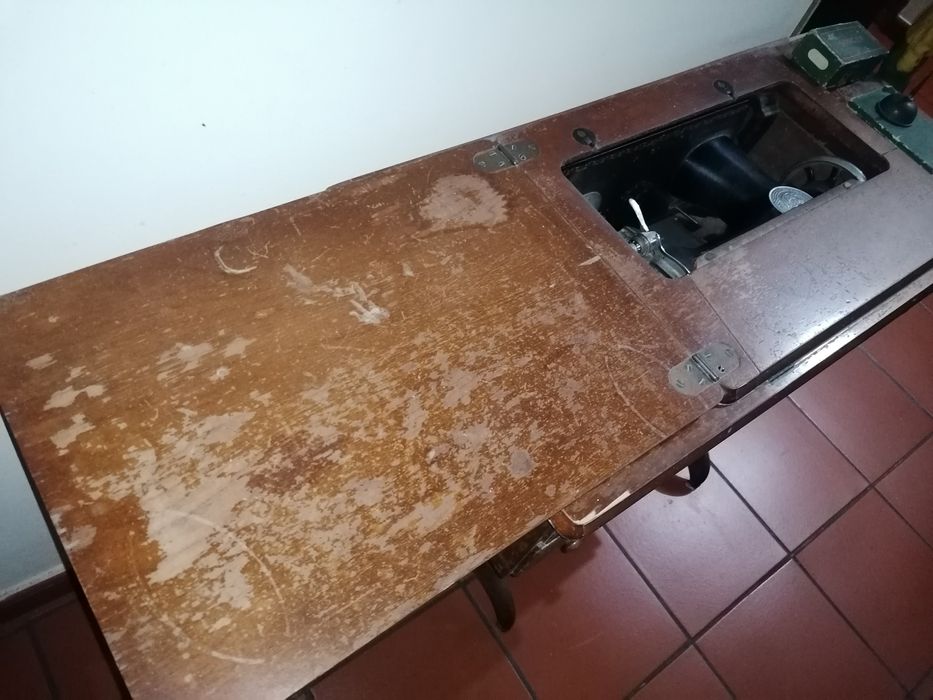 Máquina de costura Singer com manuais