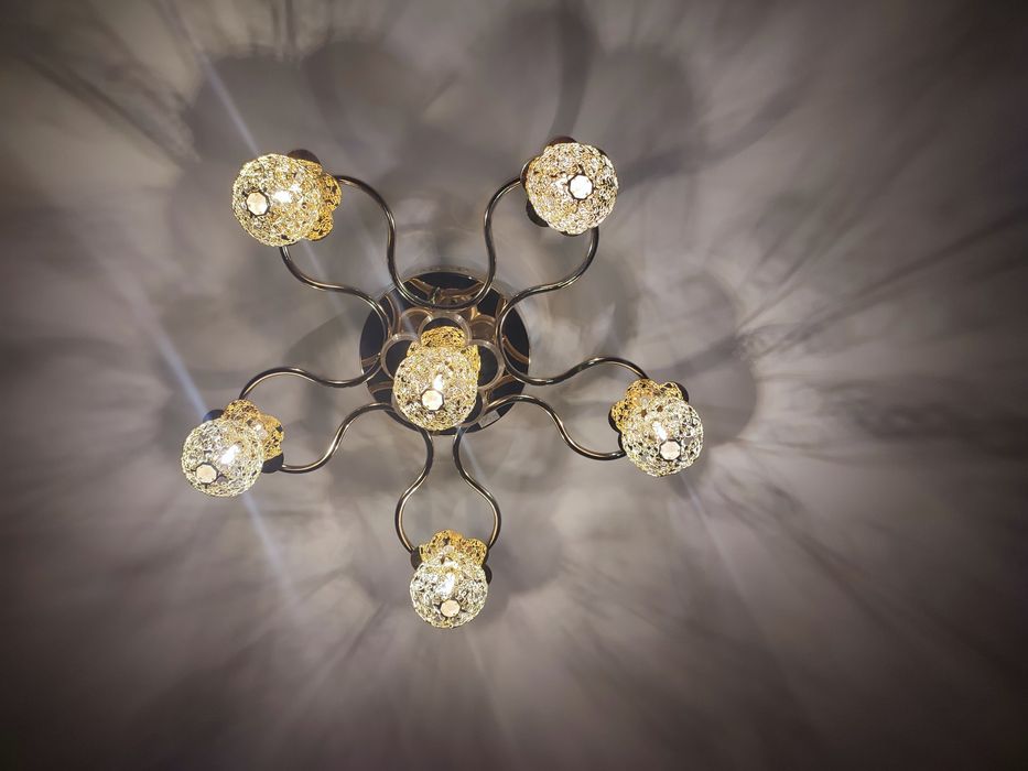 Потолочная люстра на 6 плафонов