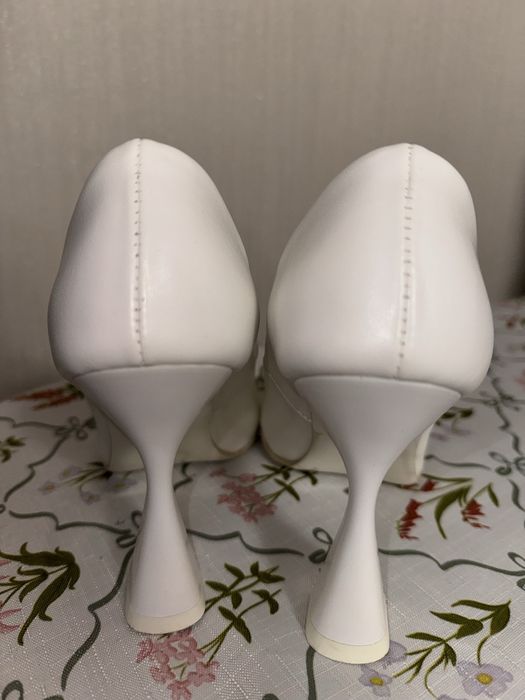 Продам туфлі на високих підборах.