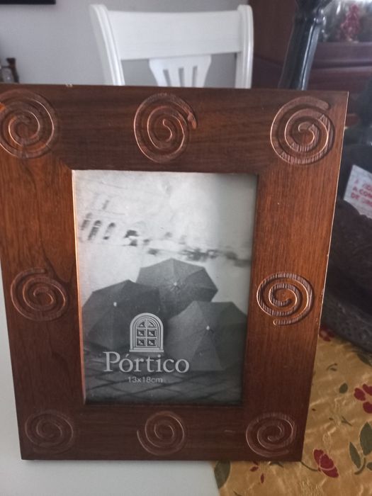 2 porta fotos lindos da Portico, de madeira,  dificil escolher