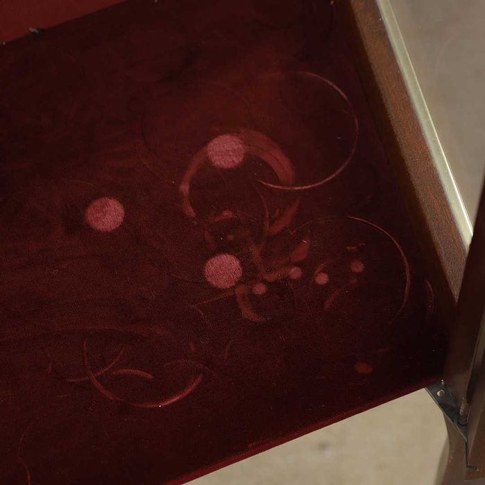 Przeszklona mahoniowa witryna