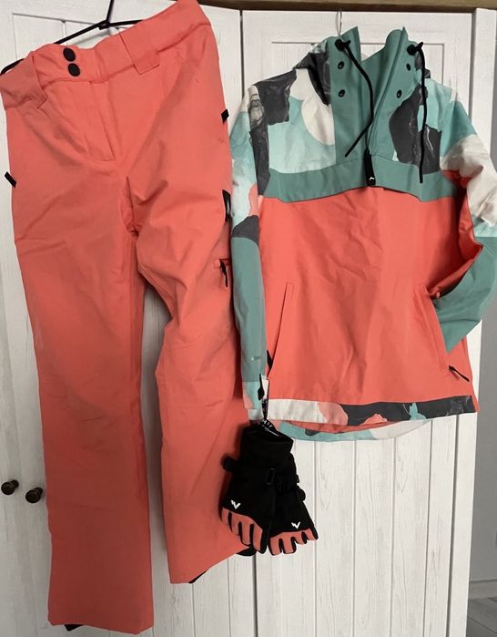 Жіночій гірськолижний костюм