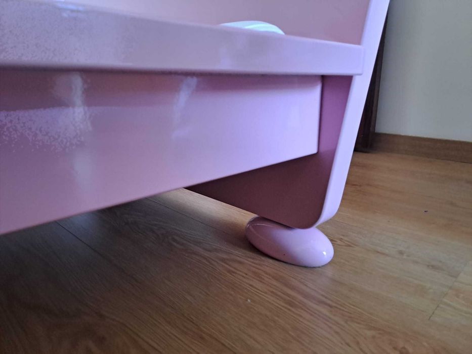 Cama infantil rosa com estrado, colchão e protetor