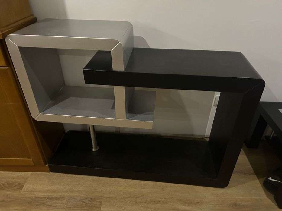 Mobília e sofa cama mesinha e móvel de entrada