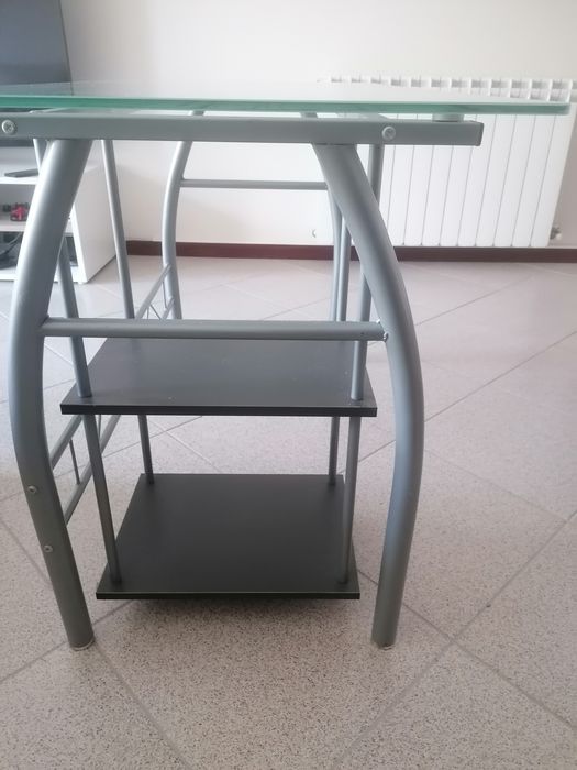 Secretaria com tampo em vidro temperado fosco