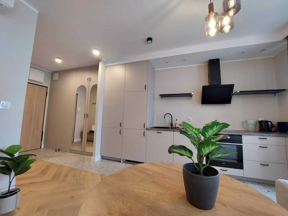 Ścisłe centrum, piękna kawalerka w apartamentowcu z 2022r. pow. 35m2.