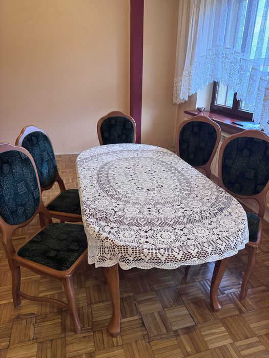 Stół drewniny rozkladany z 5 krzeslami