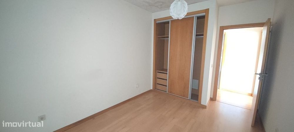 Apartamento T2 com parqueamento e vista de mar.  A 3 minutos da pra...