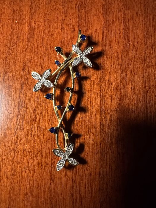 Золта прикраса з діамантами та сапфірами .