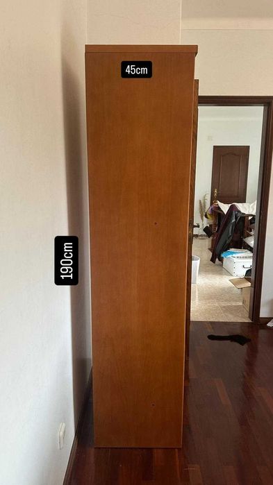 quarto em madeira cerejeira — cama + estante alta + mesa de cabeceira