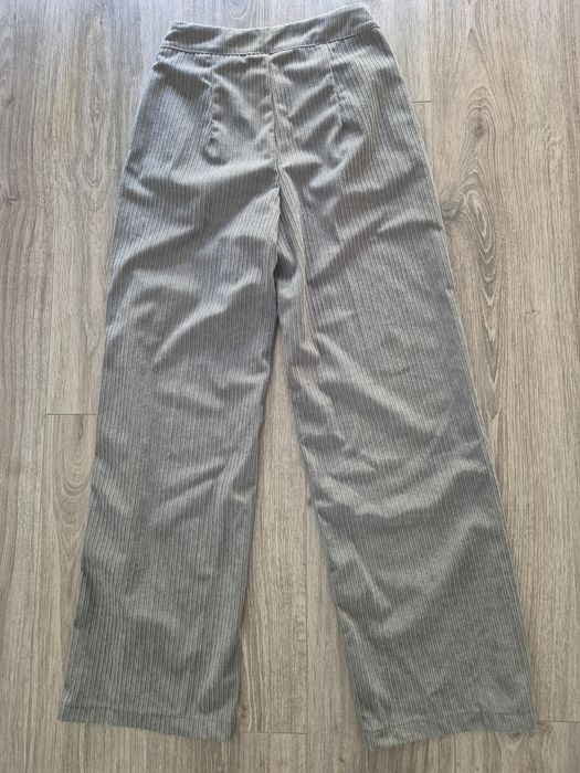 Calças Cinza Shein

Tecido macio com textura canelada
Bolsos laterais