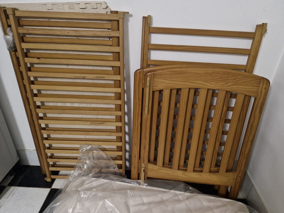 Cama de bebé de madeira