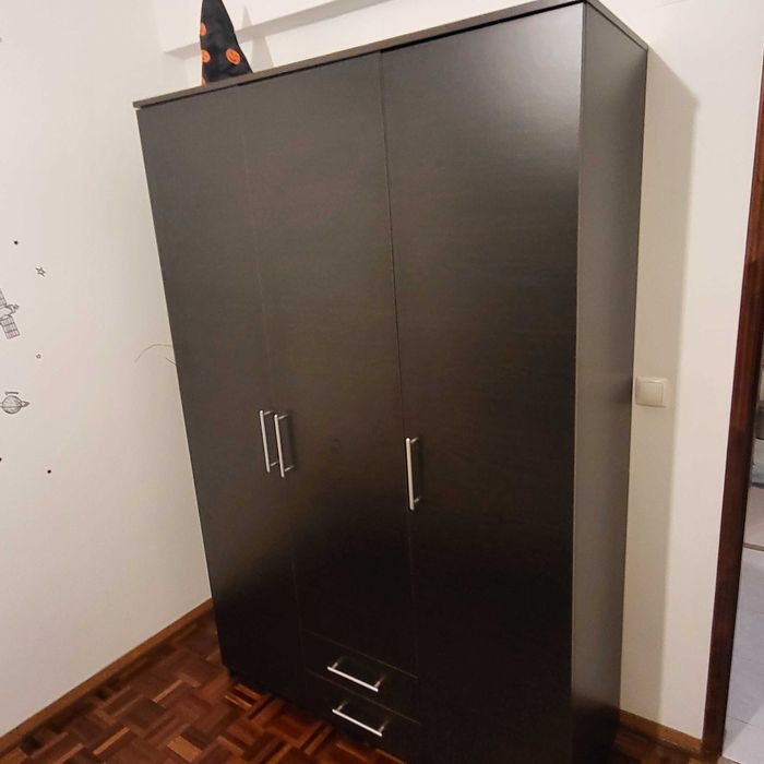 Roupeiro em bom estado de conservacao.