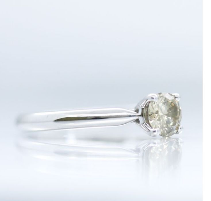 Pierścionek 18kt nat. diament 0.59ct rozm. 13/53 kol. fancy certyfikat