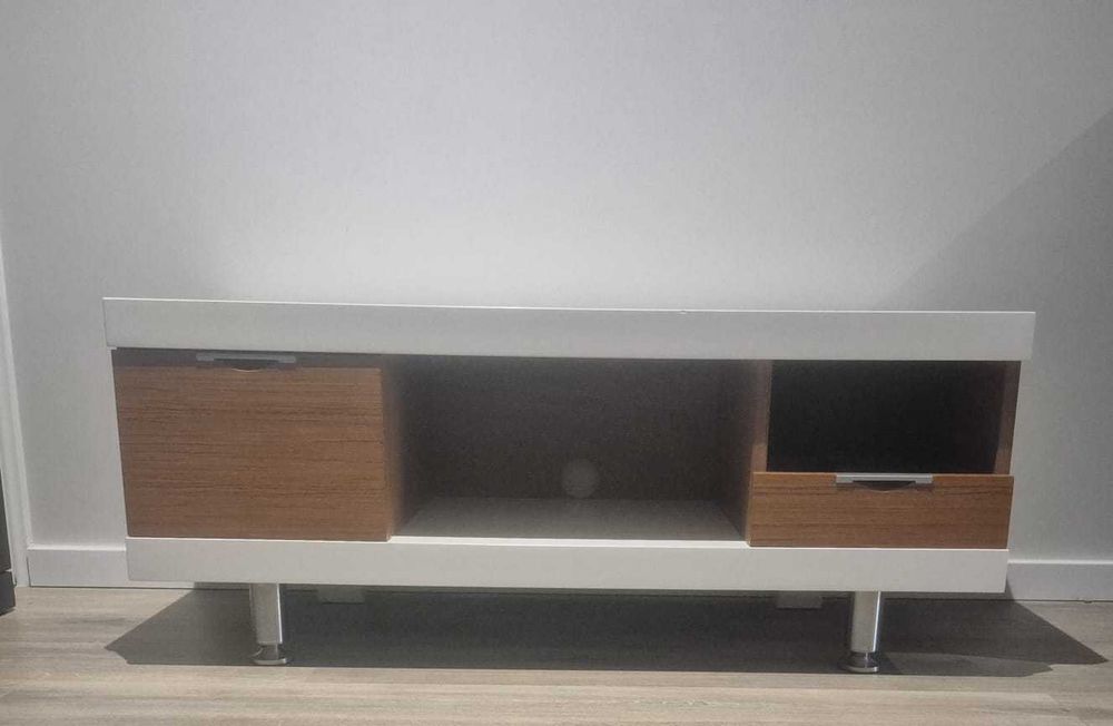Móvel para televisão de linhas modernas e madeira maciça.