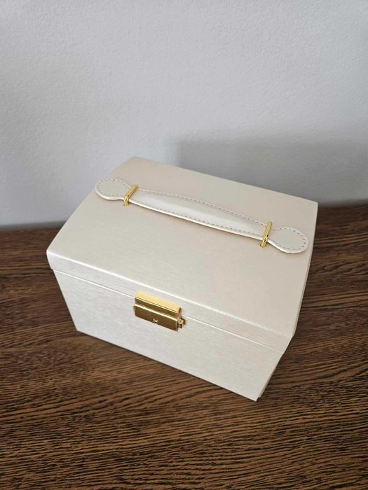 Kuferek na biżuterię organizer szkatułka na kolczyki jasny biżuteria